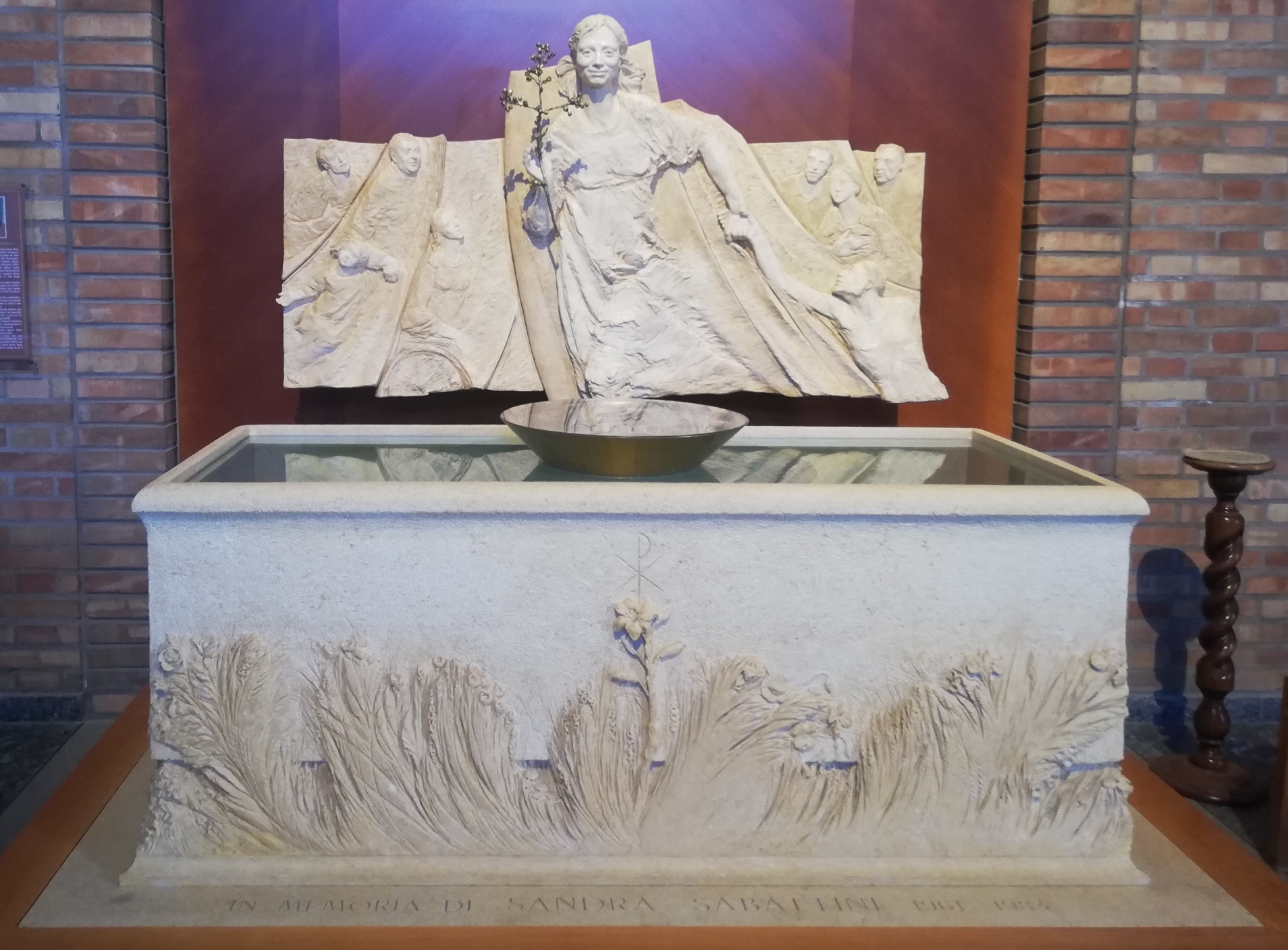 Urna sepolcrale e bassorilievo di Sandra Sabattini nella Chiesa di San Girolamo a Rimini