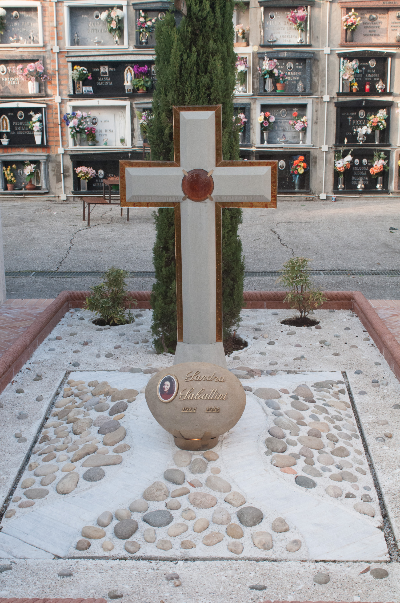 Il monumento a Sandra presso il cimitero di S.Andrea in Casale